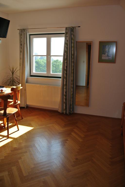 Weingut Primus Suedsteiermark Spielfeld Kamer foto